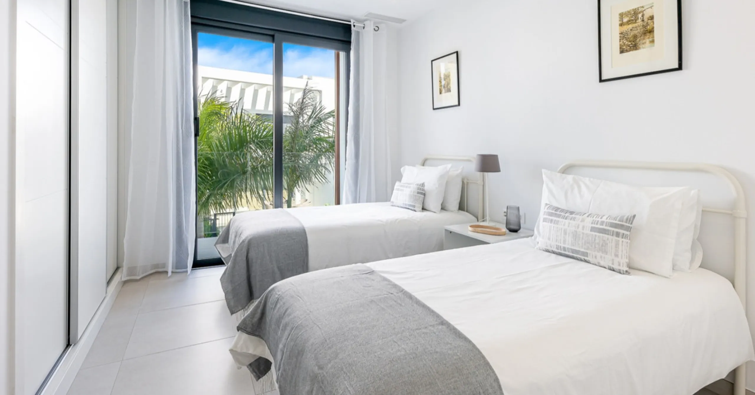 House - Townhouse в продаже в Estepona, Málaga. В доме 3 спален и 3 ванных комнат. Площадь дома 305 м². Площадь участка 69 м²
