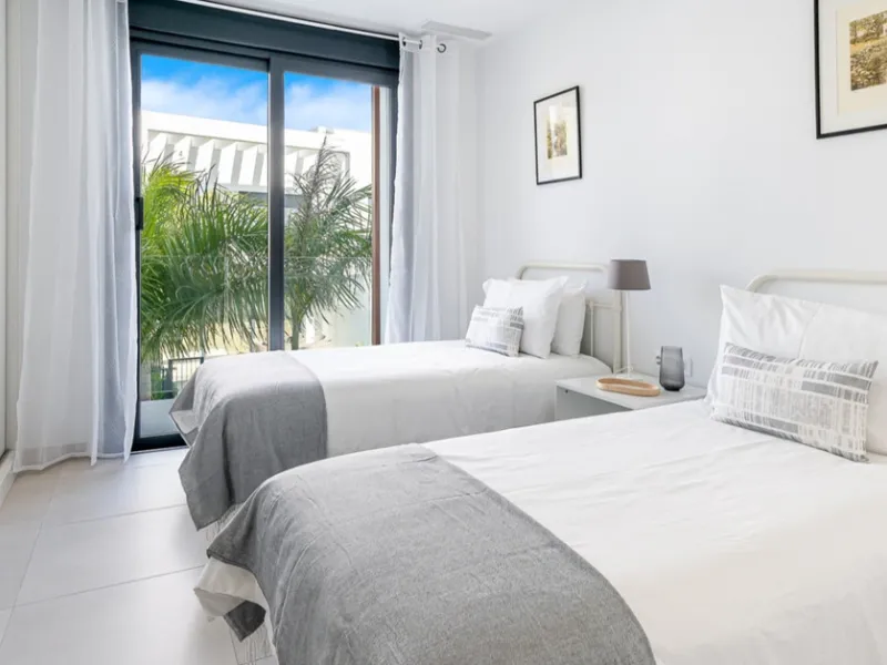 House - Townhouse в продаже в Estepona, Málaga. В доме 3 спален и 3 ванных комнат. Площадь дома 305 м². Площадь участка 69 м²