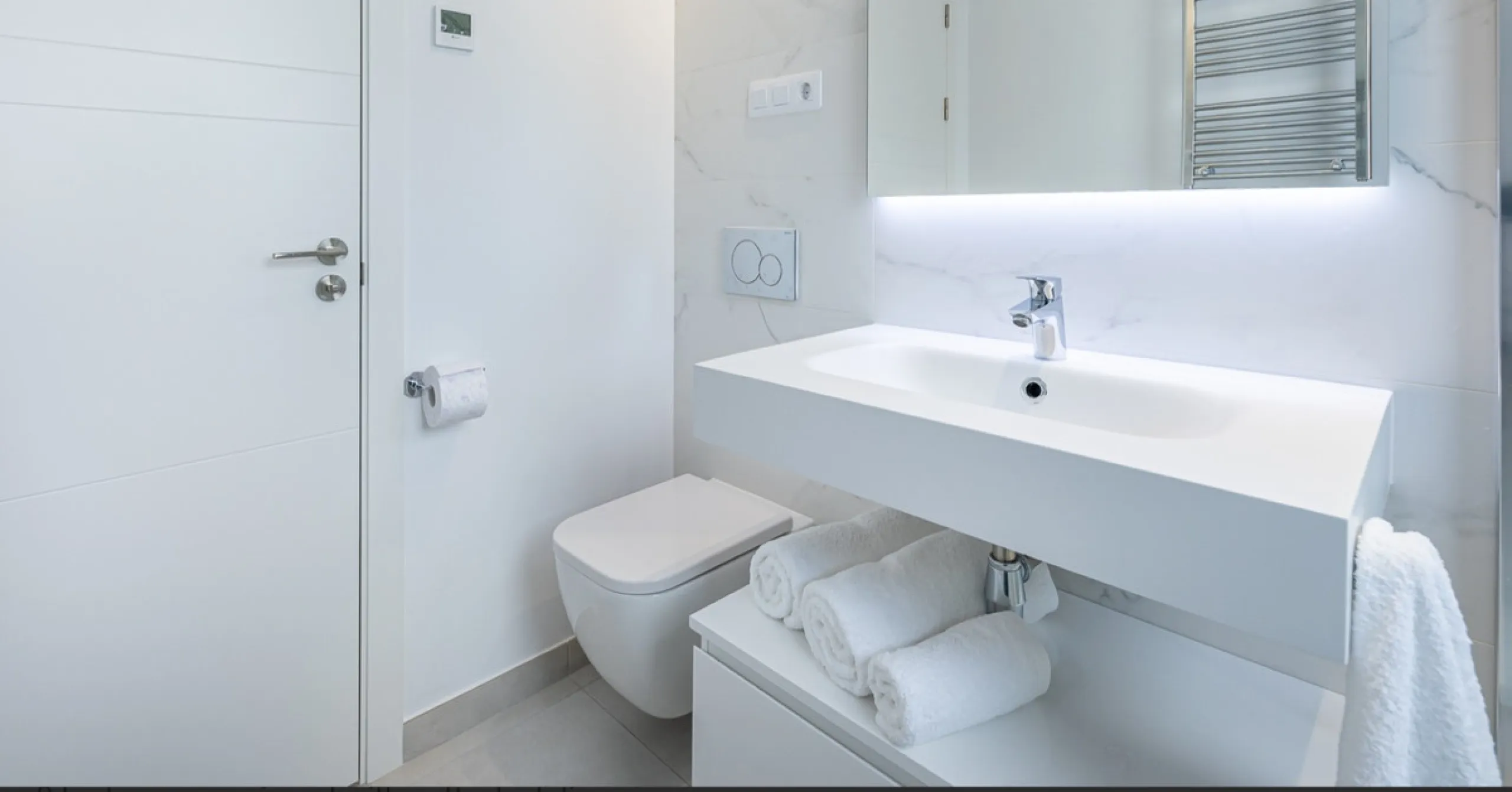 House - Townhouse в продаже в Estepona, Málaga. В доме 3 спален и 3 ванных комнат. Площадь дома 305 м². Площадь участка 69 м²
