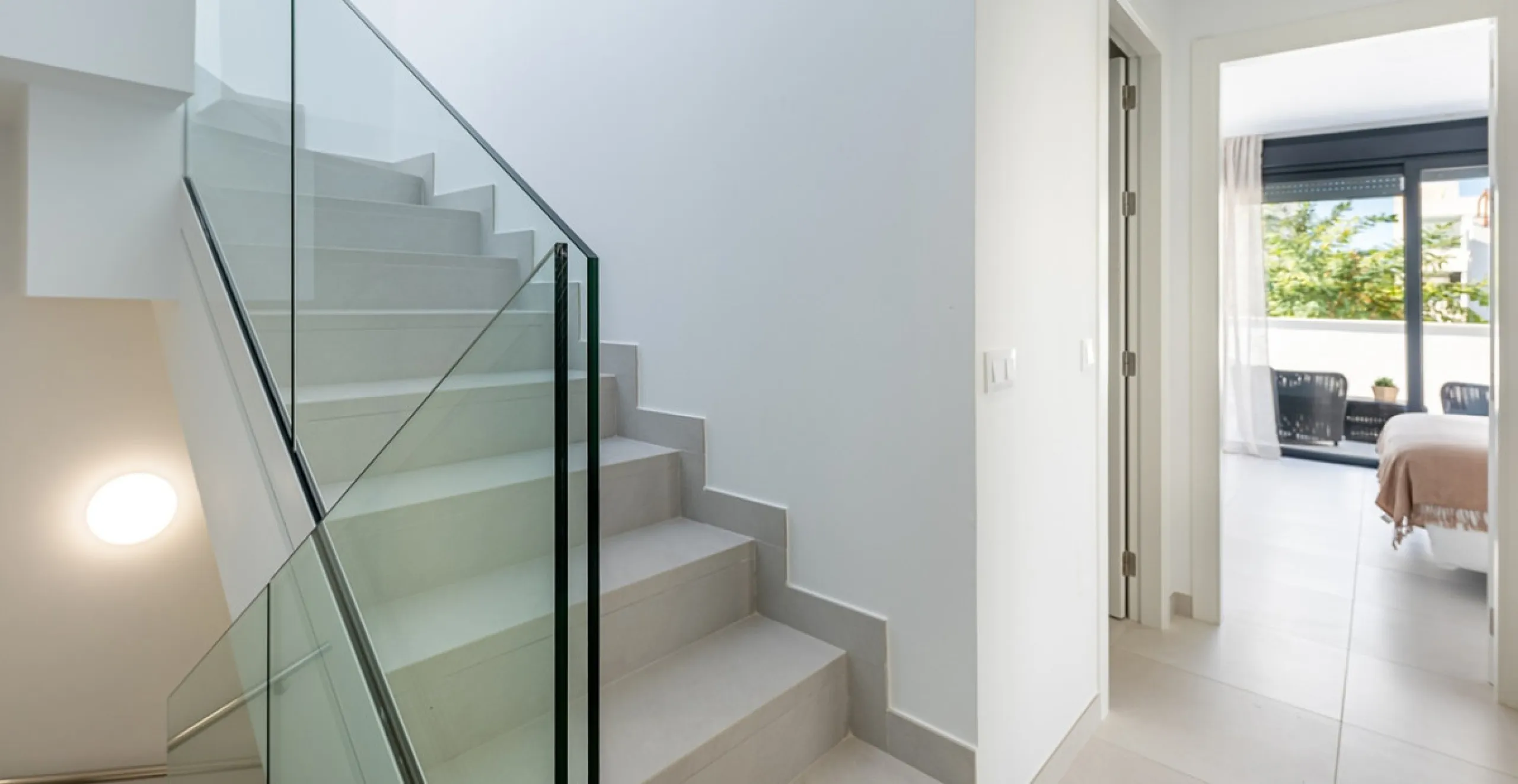 House - Townhouse в продаже в Estepona, Málaga. В доме 3 спален и 3 ванных комнат. Площадь дома 305 м². Площадь участка 69 м²