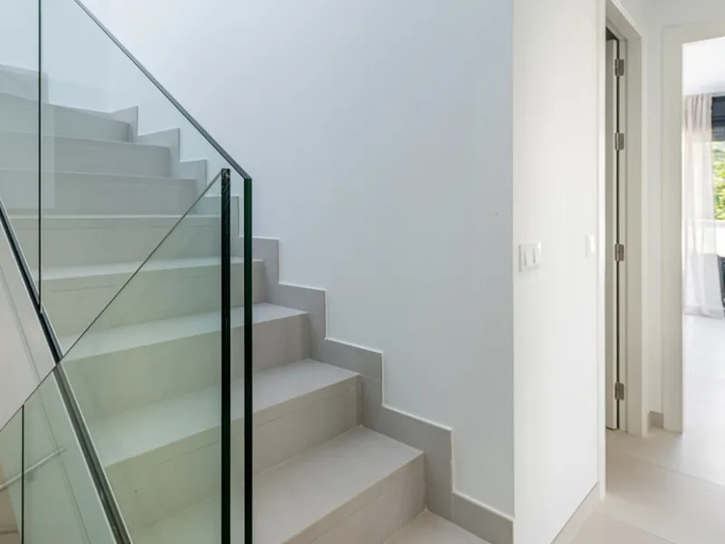 House - Townhouse в продаже в Estepona, Málaga. В доме 3 спален и 3 ванных комнат. Площадь дома 305 м². Площадь участка 69 м²