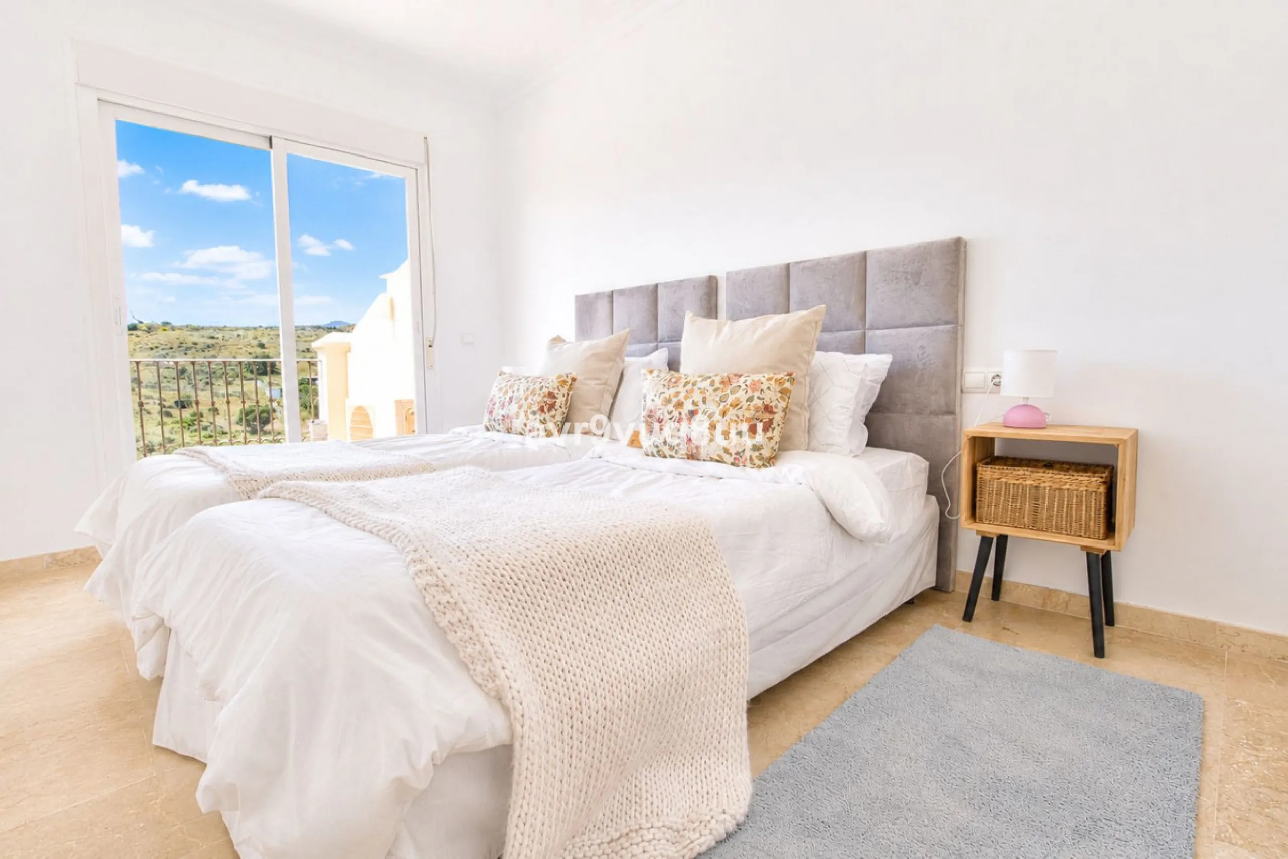 A very comfortable home located in the well established urbanisation of Mijas Golf. This spacious house has bright spacious rooms throughout including, on the top floor, a brand new open plan kitchen, lovely lounge diner with fireplace plus a large bedroo