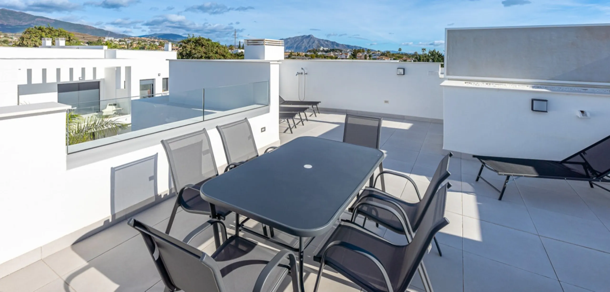 House - Townhouse в продаже в Estepona, Málaga. В доме 3 спален и 3 ванных комнат. Площадь дома 305 м². Площадь участка 69 м²