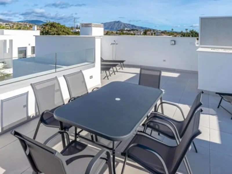 House - Townhouse в продаже в Estepona, Málaga. В доме 3 спален и 3 ванных комнат. Площадь дома 305 м². Площадь участка 69 м²