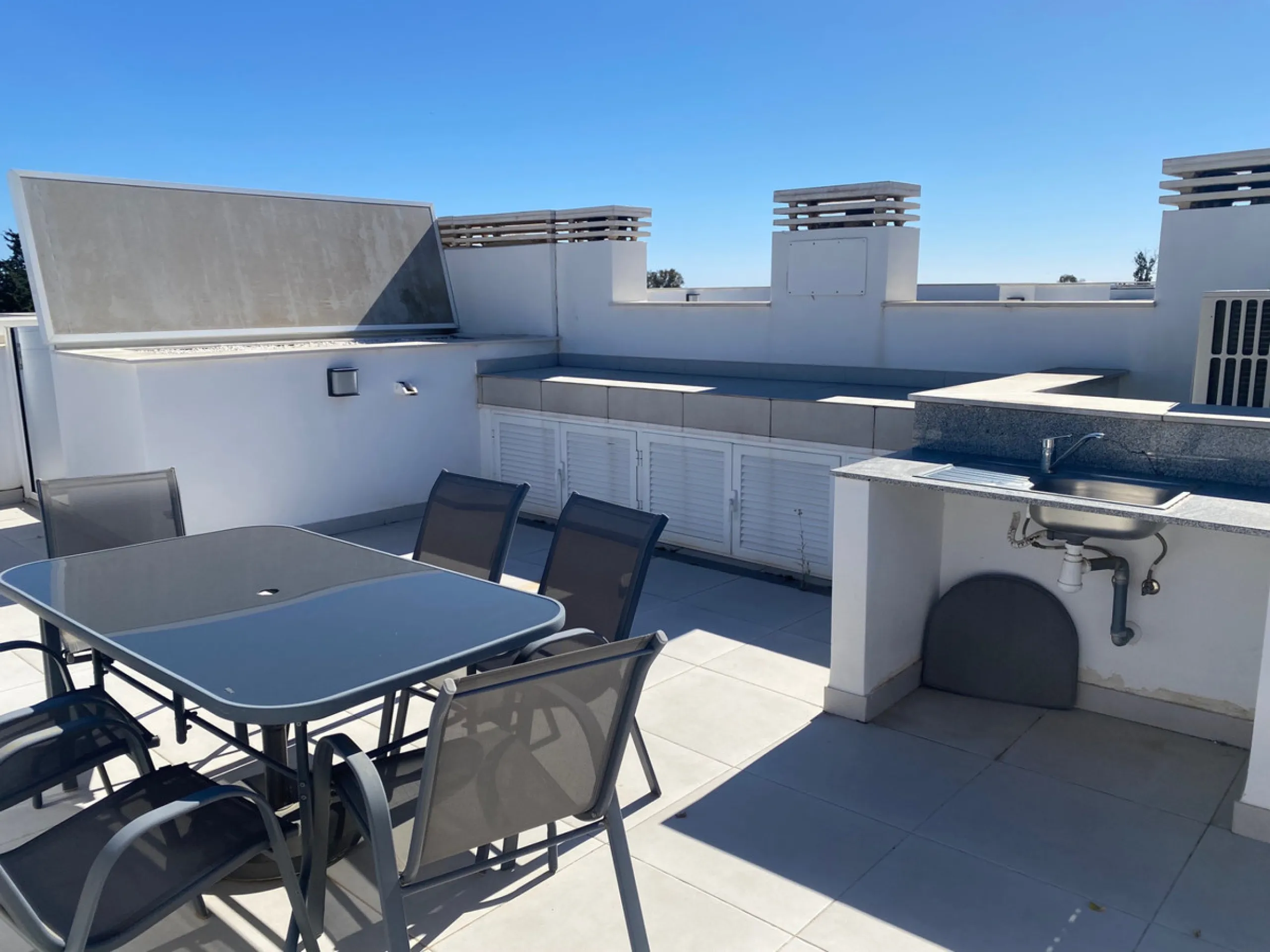 House - Townhouse в продаже в Estepona, Málaga. В доме 3 спален и 3 ванных комнат. Площадь дома 305 м². Площадь участка 69 м²