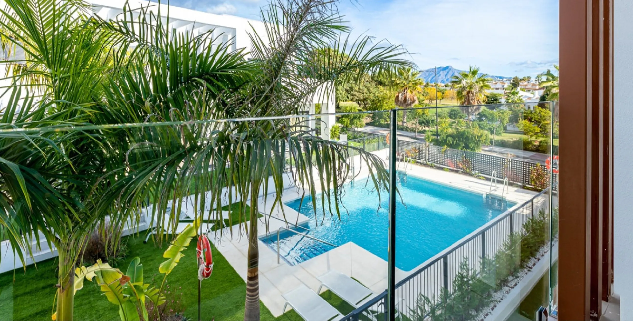 House - Townhouse в продаже в Estepona, Málaga. В доме 3 спален и 3 ванных комнат. Площадь дома 305 м². Площадь участка 69 м²