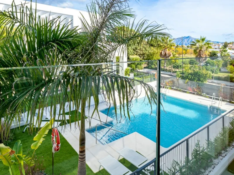House - Townhouse в продаже в Estepona, Málaga. В доме 3 спален и 3 ванных комнат. Площадь дома 305 м². Площадь участка 69 м²