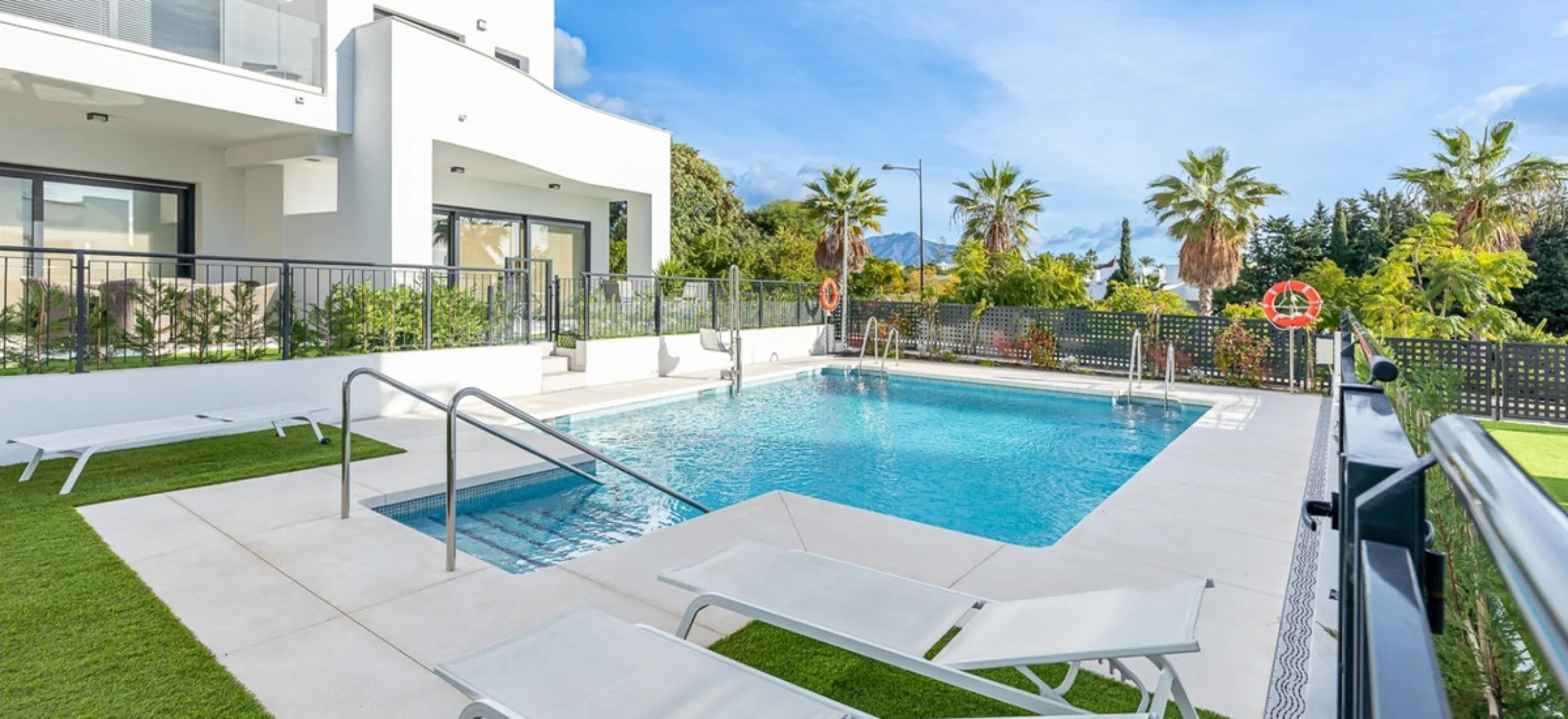 House - Townhouse в продаже в Estepona, Málaga. В доме 3 спален и 3 ванных комнат. Площадь дома 305 м². Площадь участка 69 м²