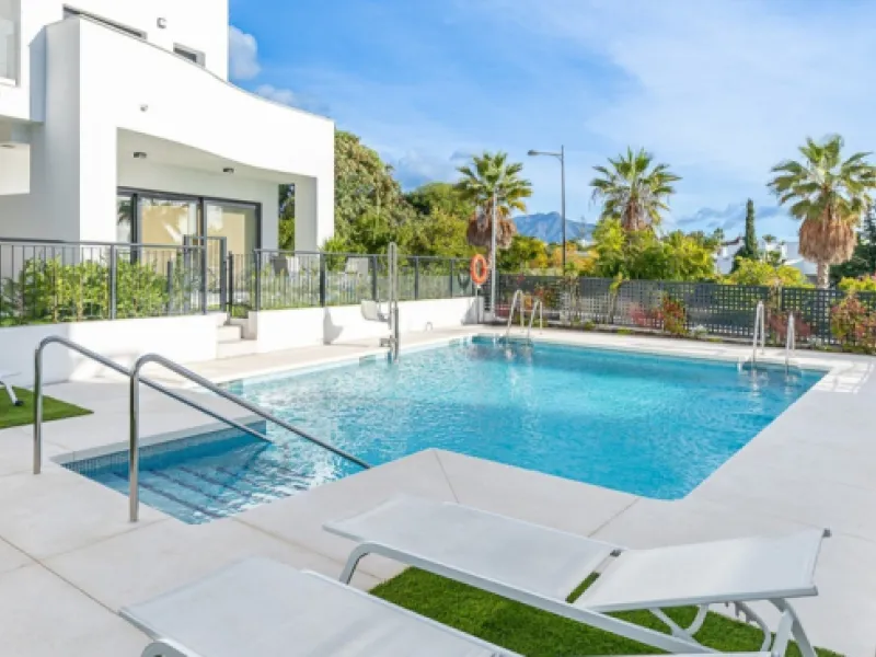 House - Townhouse в продаже в Estepona, Málaga. В доме 3 спален и 3 ванных комнат. Площадь дома 305 м². Площадь участка 69 м²