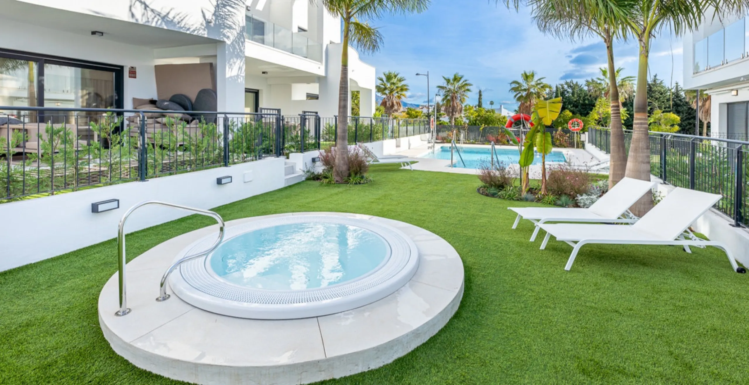 House - Townhouse в продаже в Estepona, Málaga. В доме 3 спален и 3 ванных комнат. Площадь дома 305 м². Площадь участка 69 м²