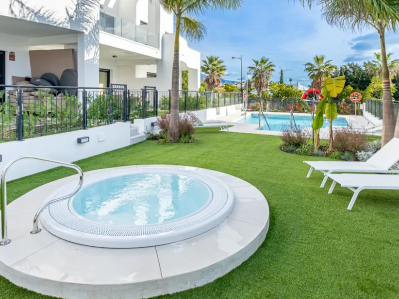 House - Townhouse в продаже в Estepona, Málaga. В доме 3 спален и 3 ванных комнат. Площадь дома 305 м². Площадь участка 69 м²