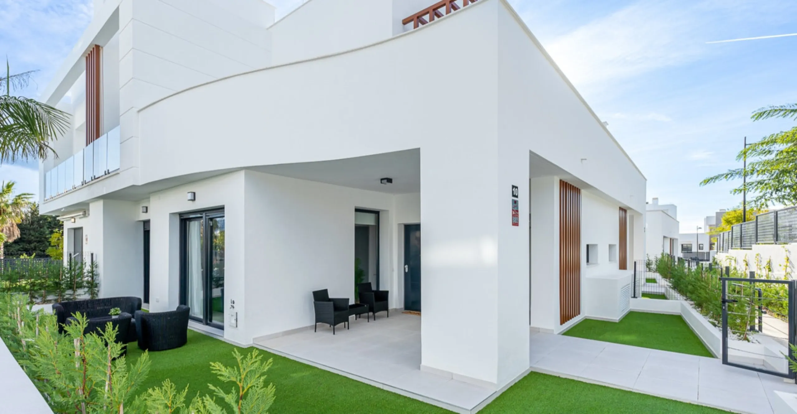 House - Townhouse в продаже в Estepona, Málaga. В доме 3 спален и 3 ванных комнат. Площадь дома 305 м². Площадь участка 69 м²