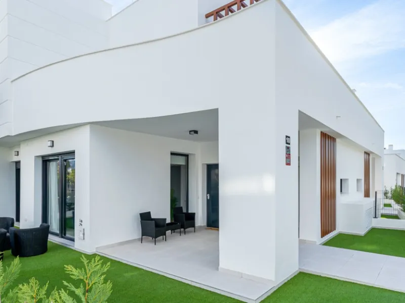 House - Townhouse в продаже в Estepona, Málaga. В доме 3 спален и 3 ванных комнат. Площадь дома 305 м². Площадь участка 69 м²