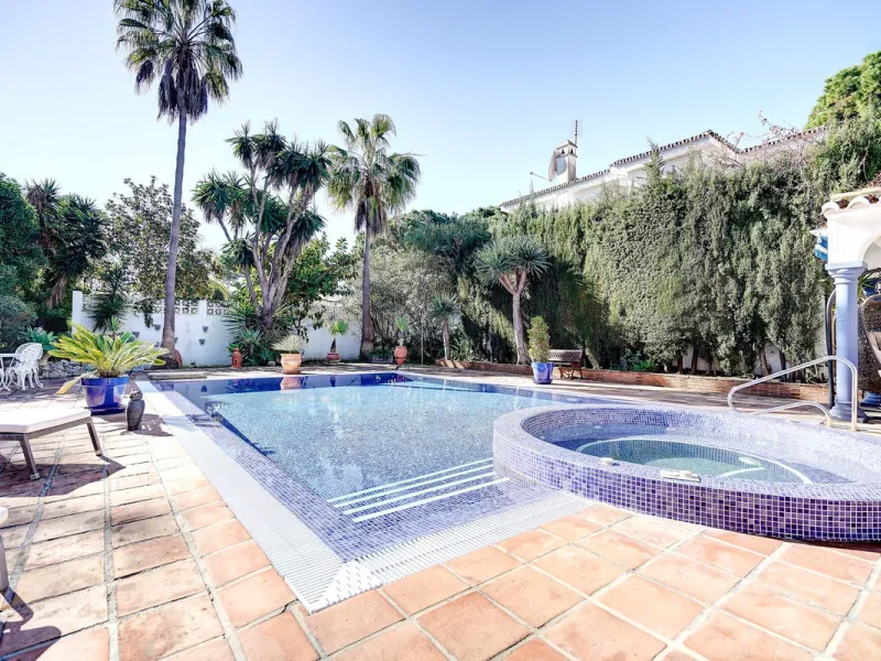 Luxury One Level Villa in Lower Calahonda Walking Distance to Beach
