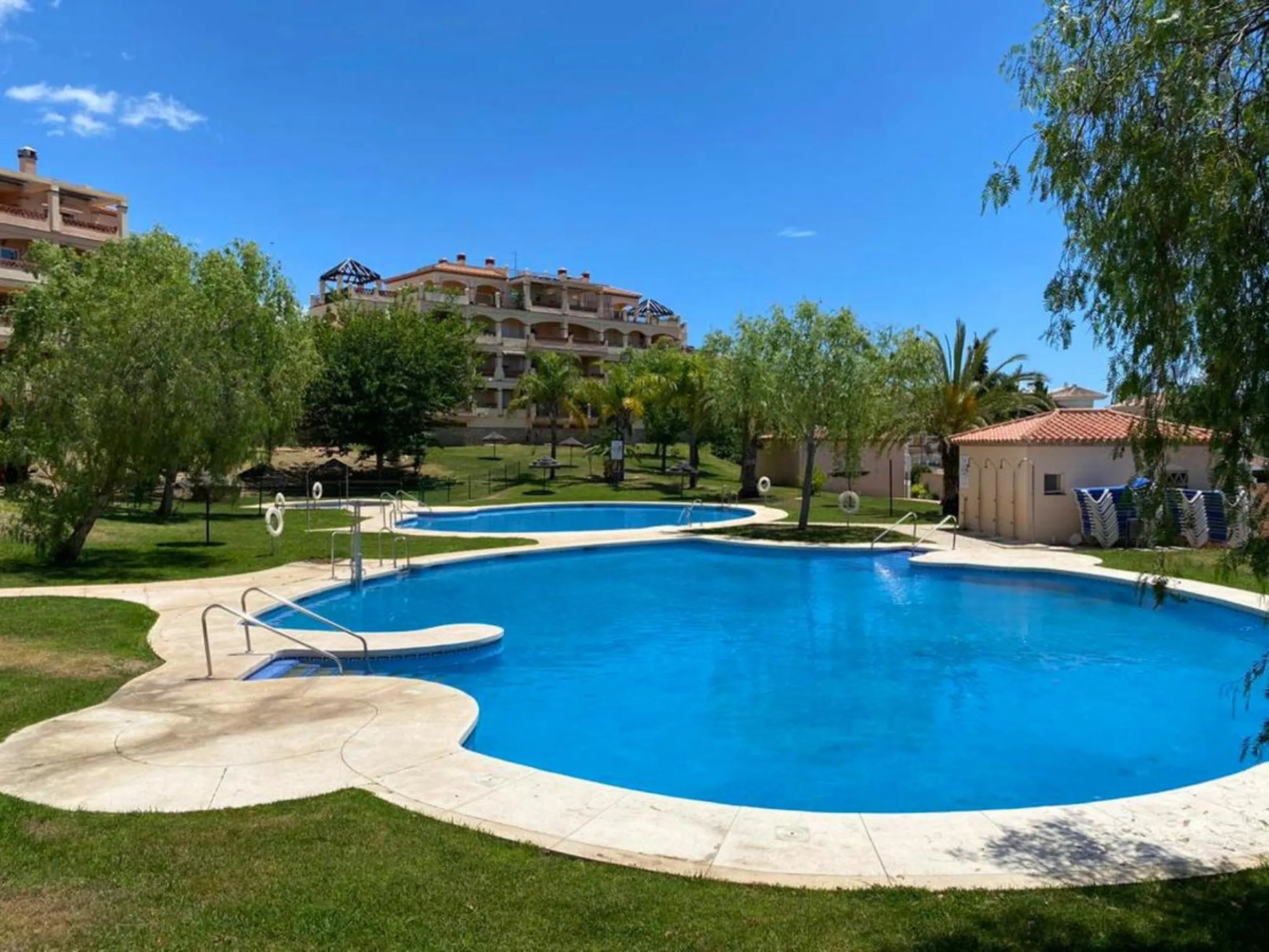 A very comfortable home located in the well established urbanisation of Mijas Golf. This spacious house has bright spacious rooms throughout including, on the top floor, a brand new open plan kitchen, lovely lounge diner with fireplace plus a large bedroo