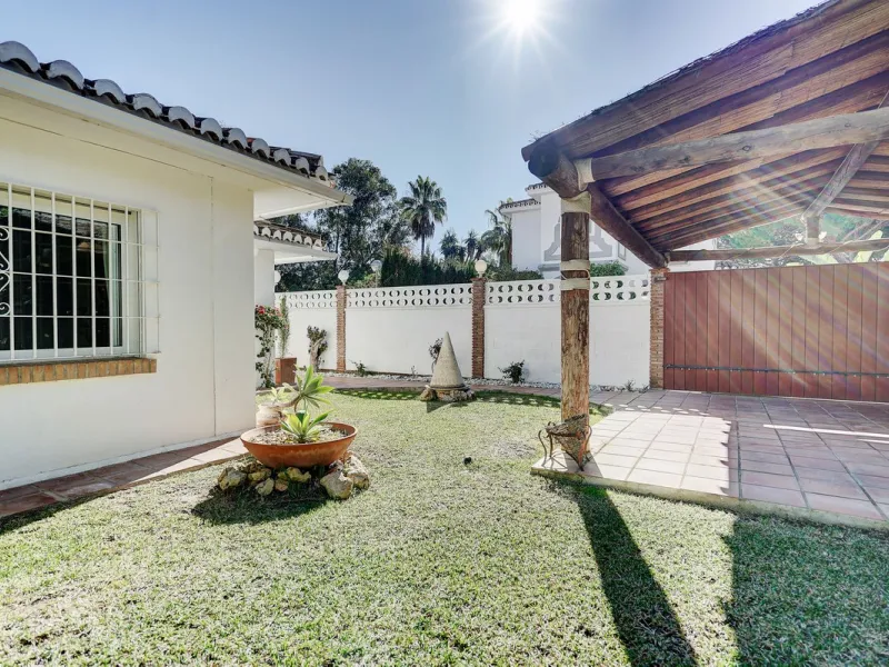 Luxury One Level Villa in Lower Calahonda Walking Distance to Beach