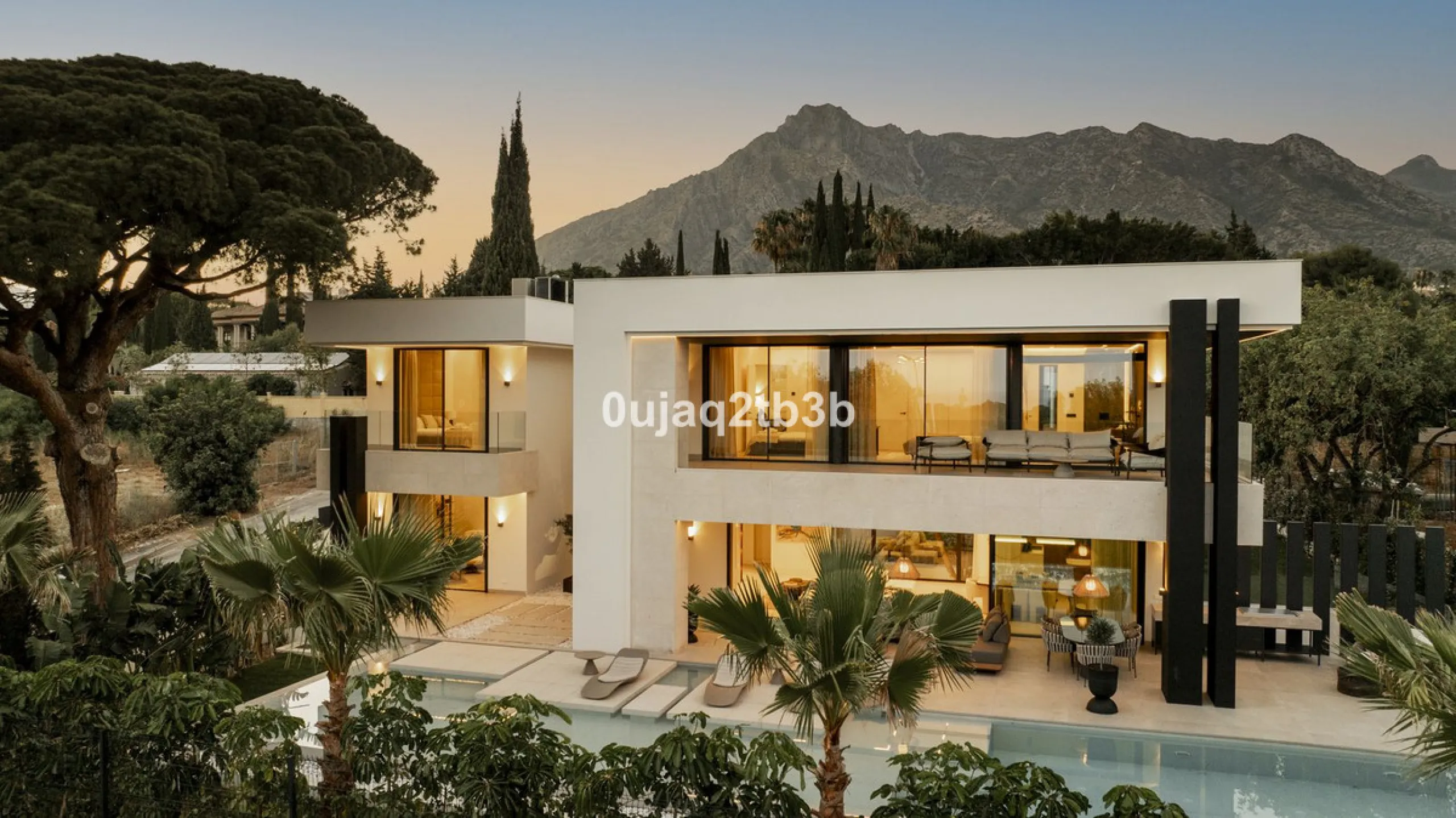 Stunning brand new villa in the best location in Marbella. Perfectly communicated to the main roads that drive you to the airport, Puerto Banús and just a few minutes away from Marbella's center. This state-of-the-art new villa occupies a 1.050m2 plot pos