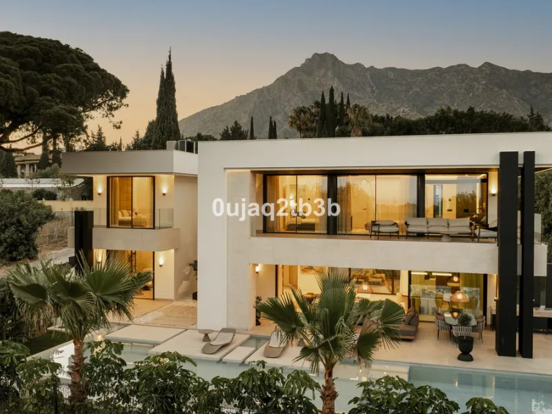 House - Detached Villa в продаже в Marbella, Málaga. В доме 4 спален и 5 ванных комнат. Площадь дома 496 м². Площадь участка 1050 м²
