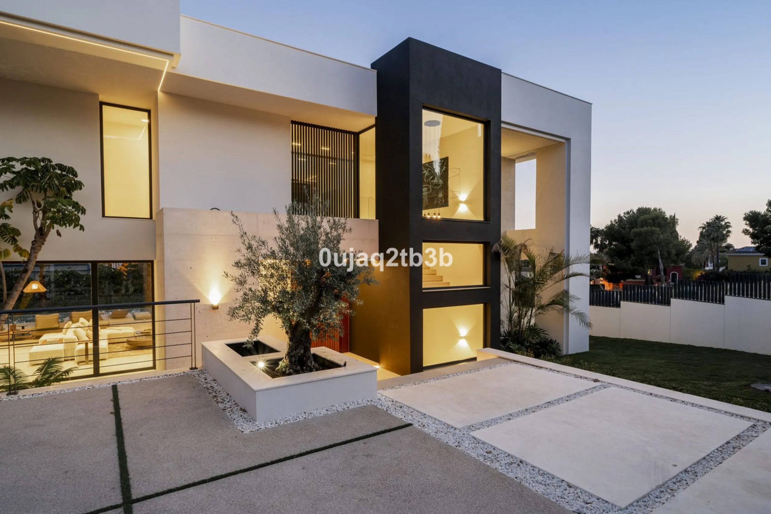 Stunning brand new villa in the best location in Marbella. Perfectly communicated to the main roads that drive you to the airport, Puerto Banús and just a few minutes away from Marbella's center. This state-of-the-art new villa occupies a 1.050m2 plot pos