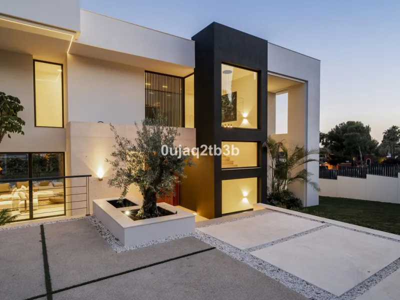 Stunning brand new villa in the best location in Marbella. Perfectly communicated to the main roads that drive you to the airport, Puerto Banús and just a few minutes away from Marbella's center. This state-of-the-art new villa occupies a 1.050m2 plot pos