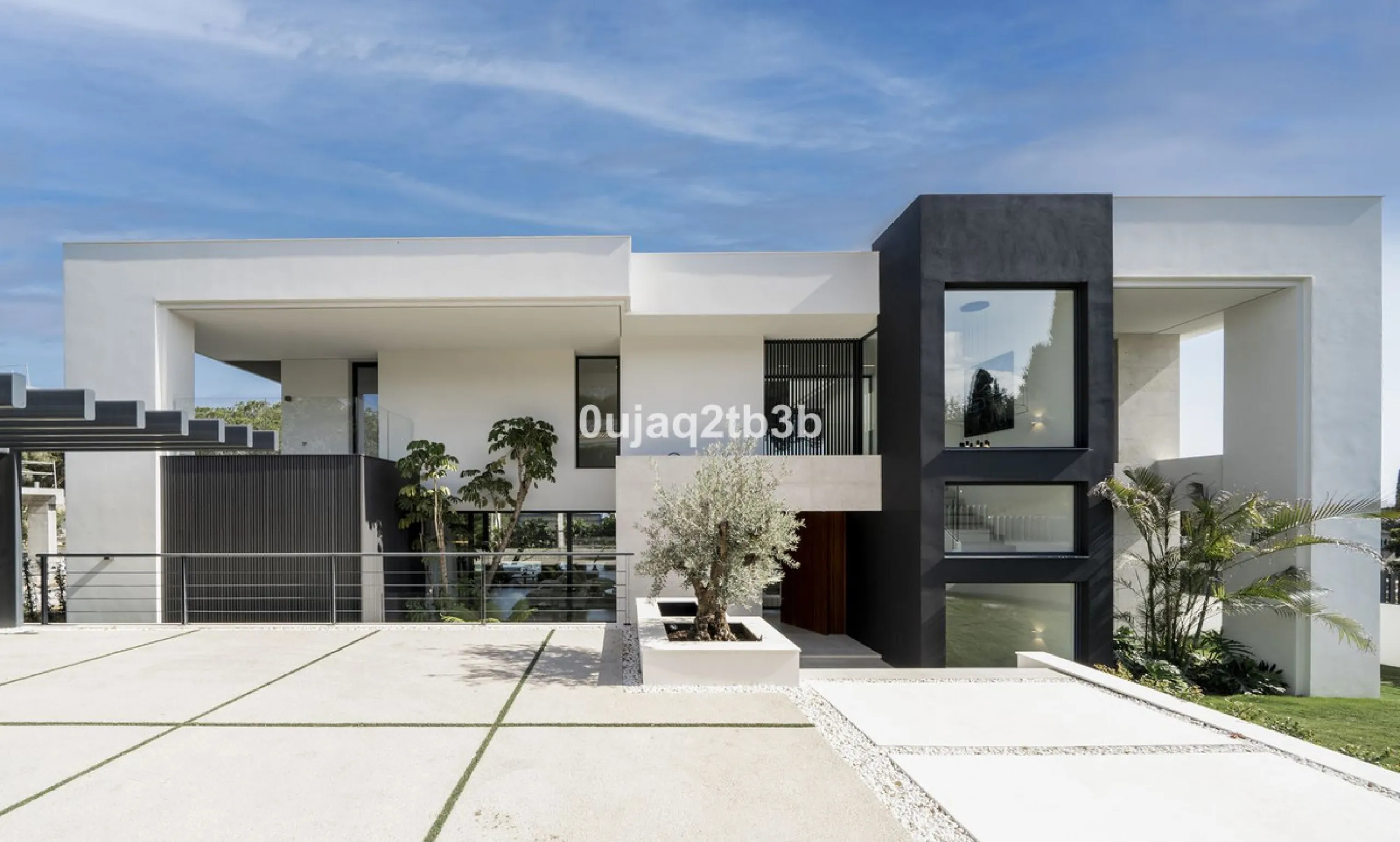 Stunning brand new villa in the best location in Marbella. Perfectly communicated to the main roads that drive you to the airport, Puerto Banús and just a few minutes away from Marbella's center. This state-of-the-art new villa occupies a 1.050m2 plot pos