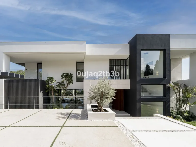 Stunning brand new villa in the best location in Marbella. Perfectly communicated to the main roads that drive you to the airport, Puerto Banús and just a few minutes away from Marbella's center. This state-of-the-art new villa occupies a 1.050m2 plot pos