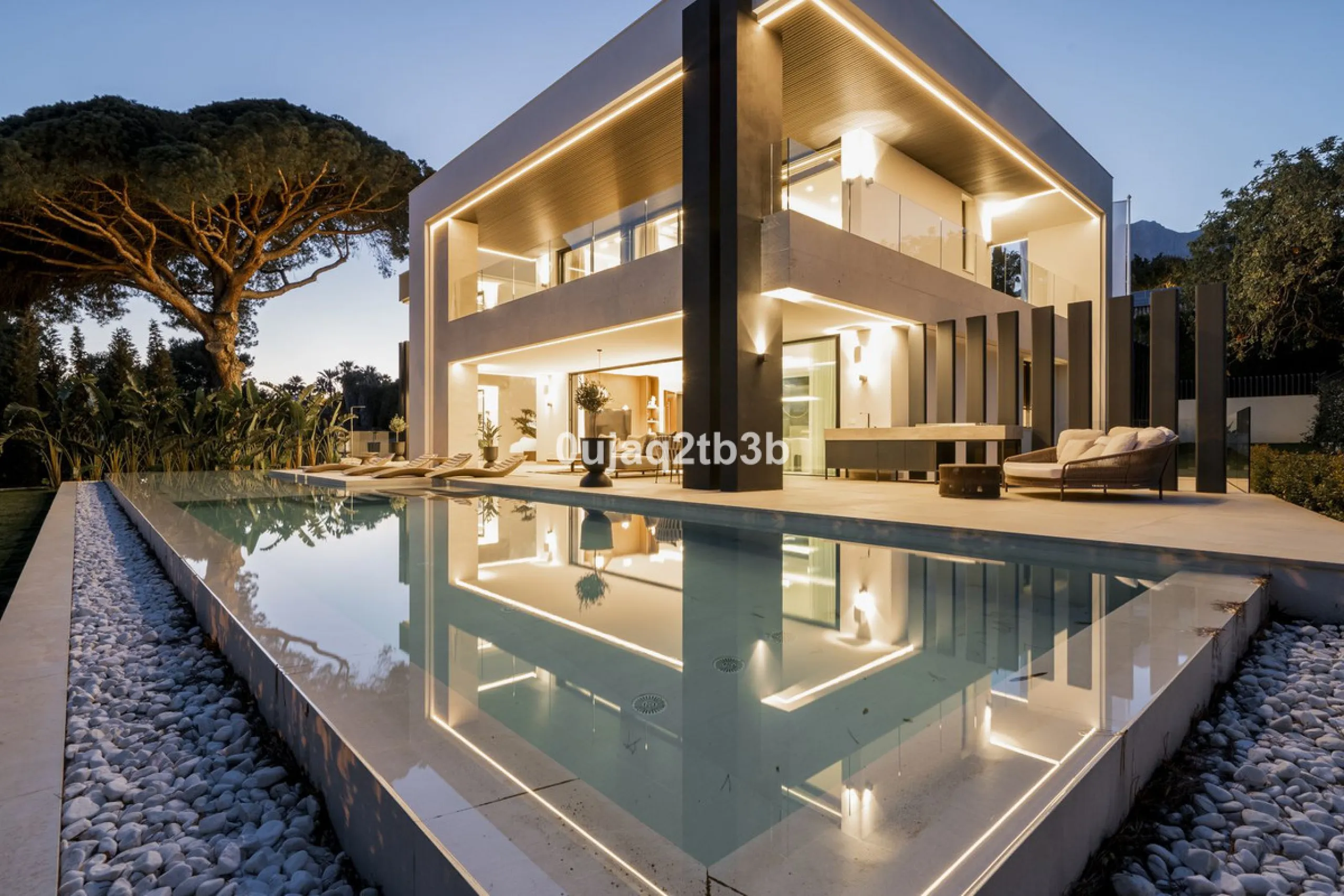 Stunning brand new villa in the best location in Marbella. Perfectly communicated to the main roads that drive you to the airport, Puerto Banús and just a few minutes away from Marbella's center. This state-of-the-art new villa occupies a 1.050m2 plot pos