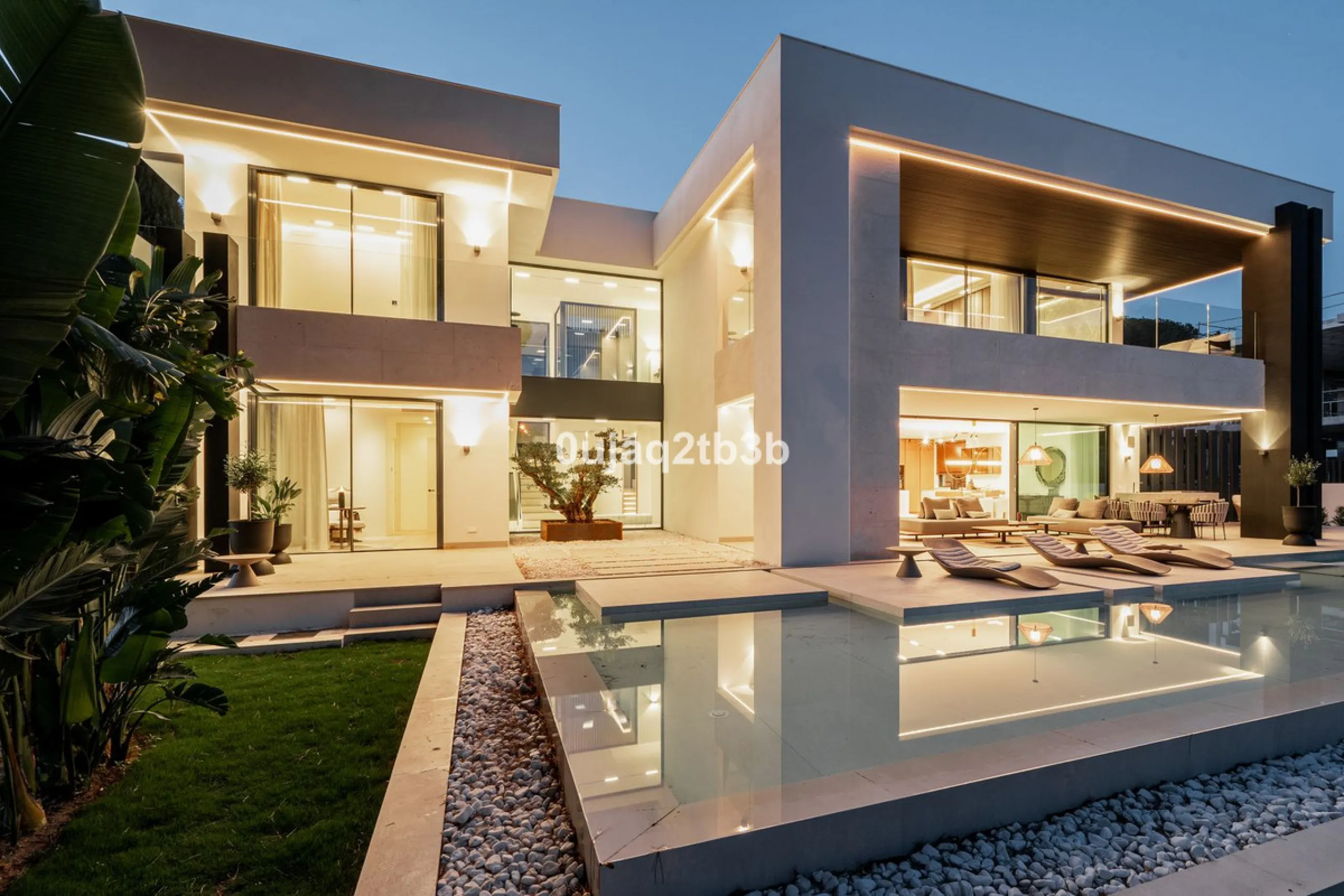 Stunning brand new villa in the best location in Marbella. Perfectly communicated to the main roads that drive you to the airport, Puerto Banús and just a few minutes away from Marbella's center. This state-of-the-art new villa occupies a 1.050m2 plot pos
