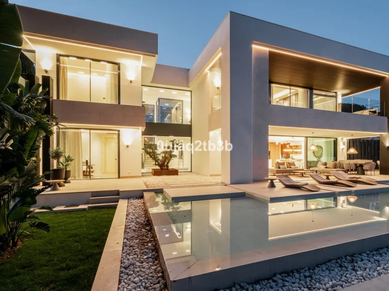 Stunning brand new villa in the best location in Marbella. Perfectly communicated to the main roads that drive you to the airport, Puerto Banús and just a few minutes away from Marbella's center. This state-of-the-art new villa occupies a 1.050m2 plot pos