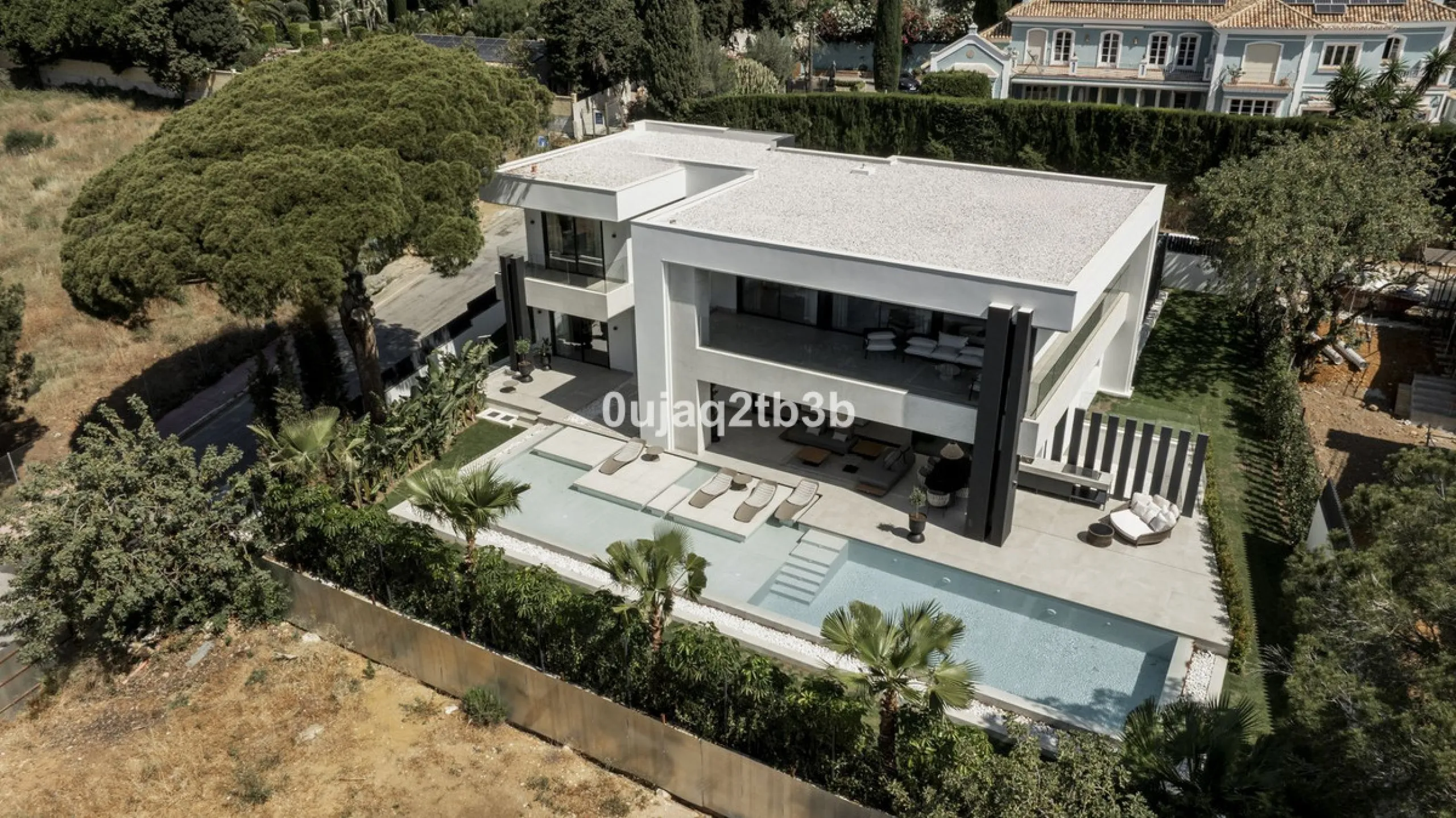 Stunning brand new villa in the best location in Marbella. Perfectly communicated to the main roads that drive you to the airport, Puerto Banús and just a few minutes away from Marbella's center. This state-of-the-art new villa occupies a 1.050m2 plot pos