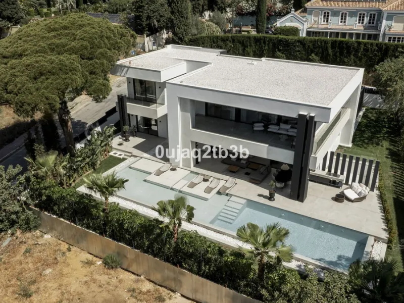 Stunning brand new villa in the best location in Marbella. Perfectly communicated to the main roads that drive you to the airport, Puerto Banús and just a few minutes away from Marbella's center. This state-of-the-art new villa occupies a 1.050m2 plot pos