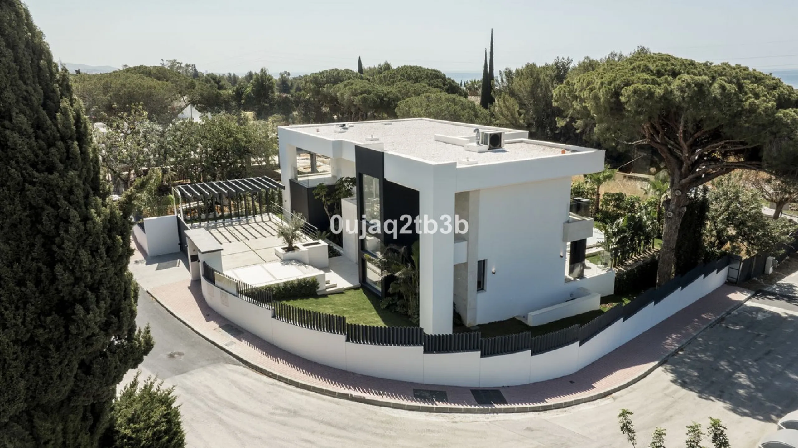 Stunning brand new villa in the best location in Marbella. Perfectly communicated to the main roads that drive you to the airport, Puerto Banús and just a few minutes away from Marbella's center. This state-of-the-art new villa occupies a 1.050m2 plot pos
