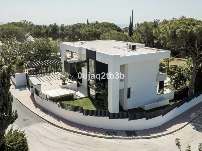 Stunning brand new villa in the best location in Marbella. Perfectly communicated to the main roads that drive you to the airport, Puerto Banús and just a few minutes away from Marbella's center. This state-of-the-art new villa occupies a 1.050m2 plot pos