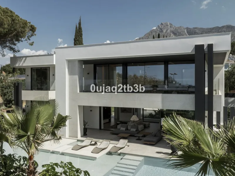 Stunning brand new villa in the best location in Marbella. Perfectly communicated to the main roads that drive you to the airport, Puerto Banús and just a few minutes away from Marbella's center. This state-of-the-art new villa occupies a 1.050m2 plot pos