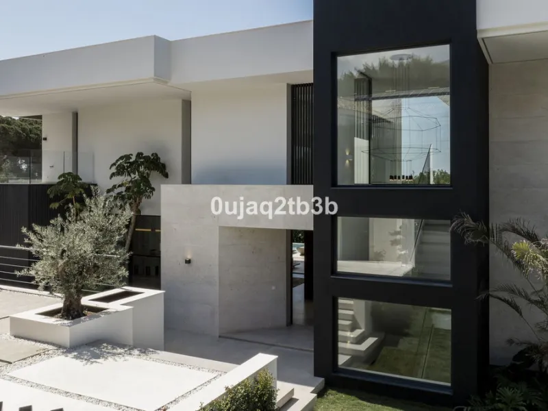 Stunning brand new villa in the best location in Marbella. Perfectly communicated to the main roads that drive you to the airport, Puerto Banús and just a few minutes away from Marbella's center. This state-of-the-art new villa occupies a 1.050m2 plot pos