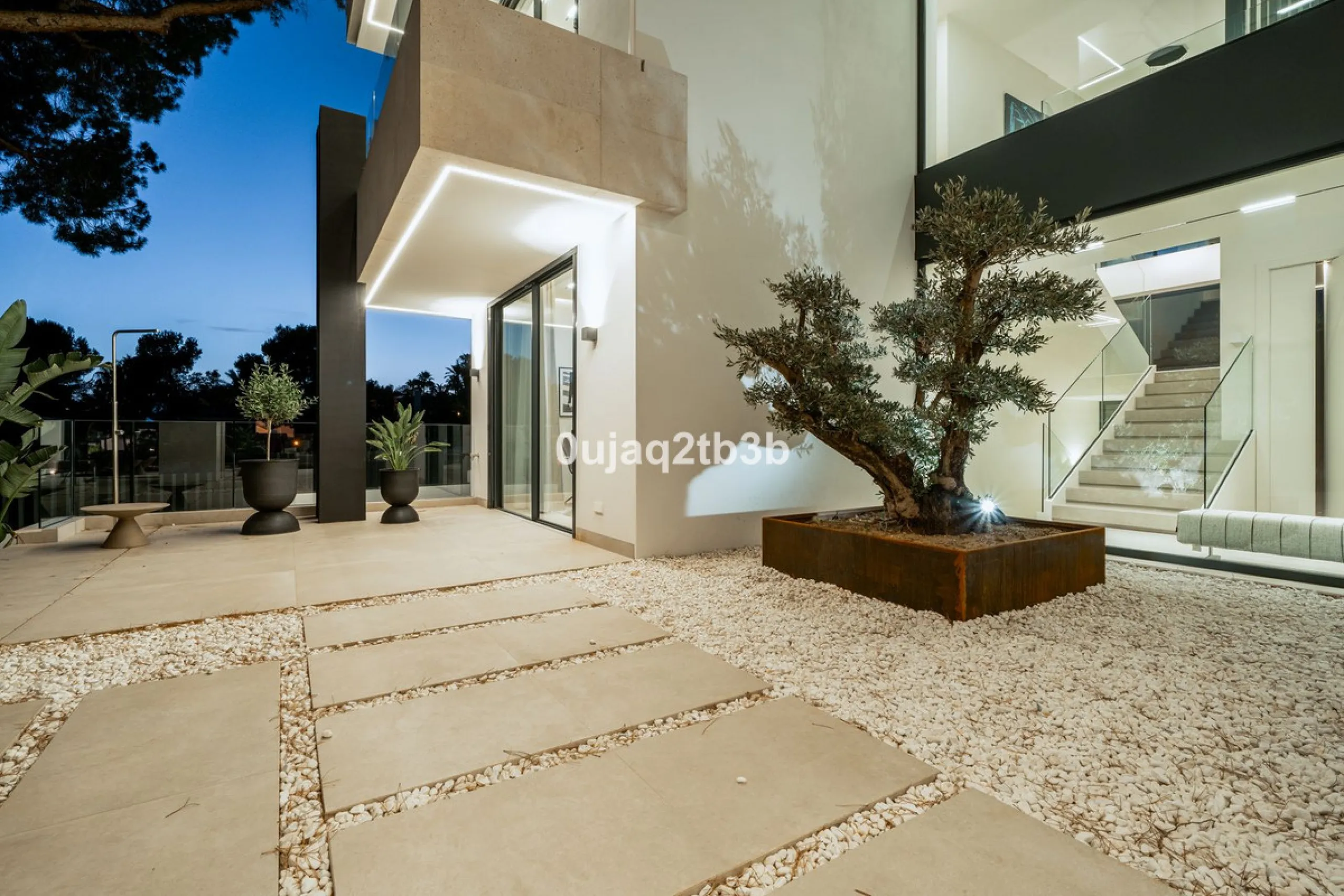 Stunning brand new villa in the best location in Marbella. Perfectly communicated to the main roads that drive you to the airport, Puerto Banús and just a few minutes away from Marbella's center. This state-of-the-art new villa occupies a 1.050m2 plot pos