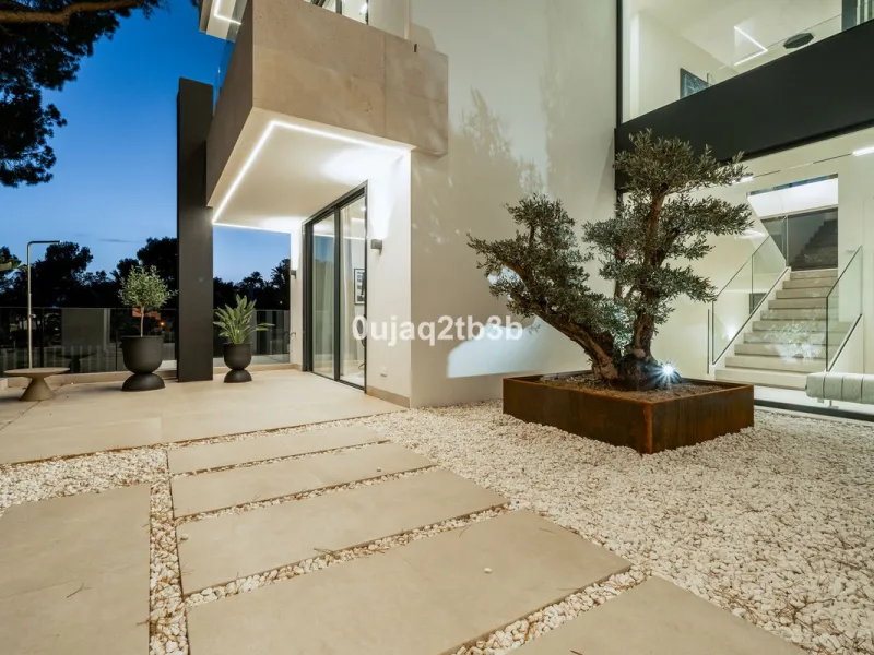 Stunning brand new villa in the best location in Marbella. Perfectly communicated to the main roads that drive you to the airport, Puerto Banús and just a few minutes away from Marbella's center. This state-of-the-art new villa occupies a 1.050m2 plot pos