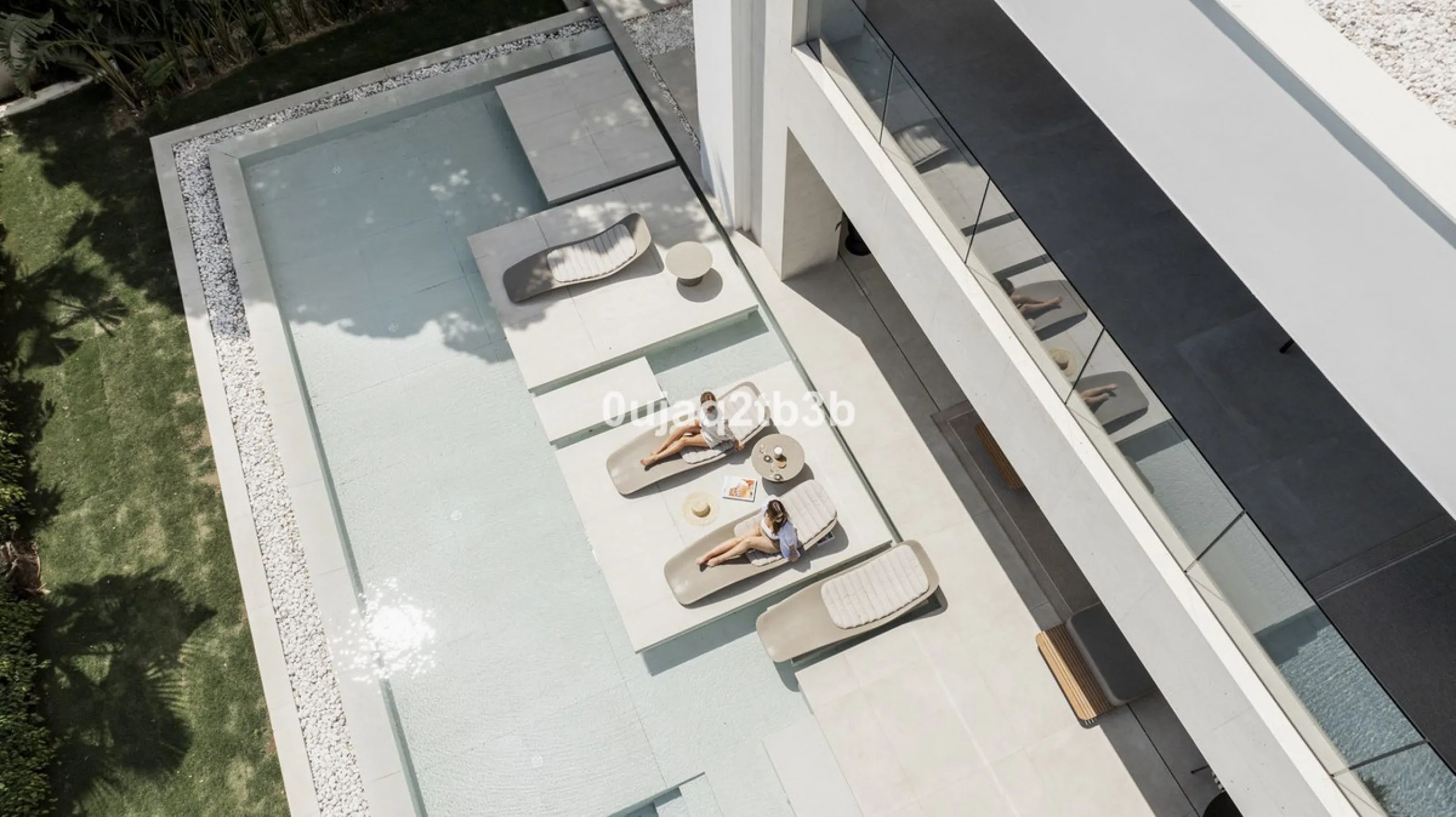 Stunning brand new villa in the best location in Marbella. Perfectly communicated to the main roads that drive you to the airport, Puerto Banús and just a few minutes away from Marbella's center. This state-of-the-art new villa occupies a 1.050m2 plot pos