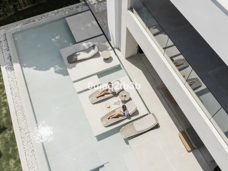 Stunning brand new villa in the best location in Marbella. Perfectly communicated to the main roads that drive you to the airport, Puerto Banús and just a few minutes away from Marbella's center. This state-of-the-art new villa occupies a 1.050m2 plot pos