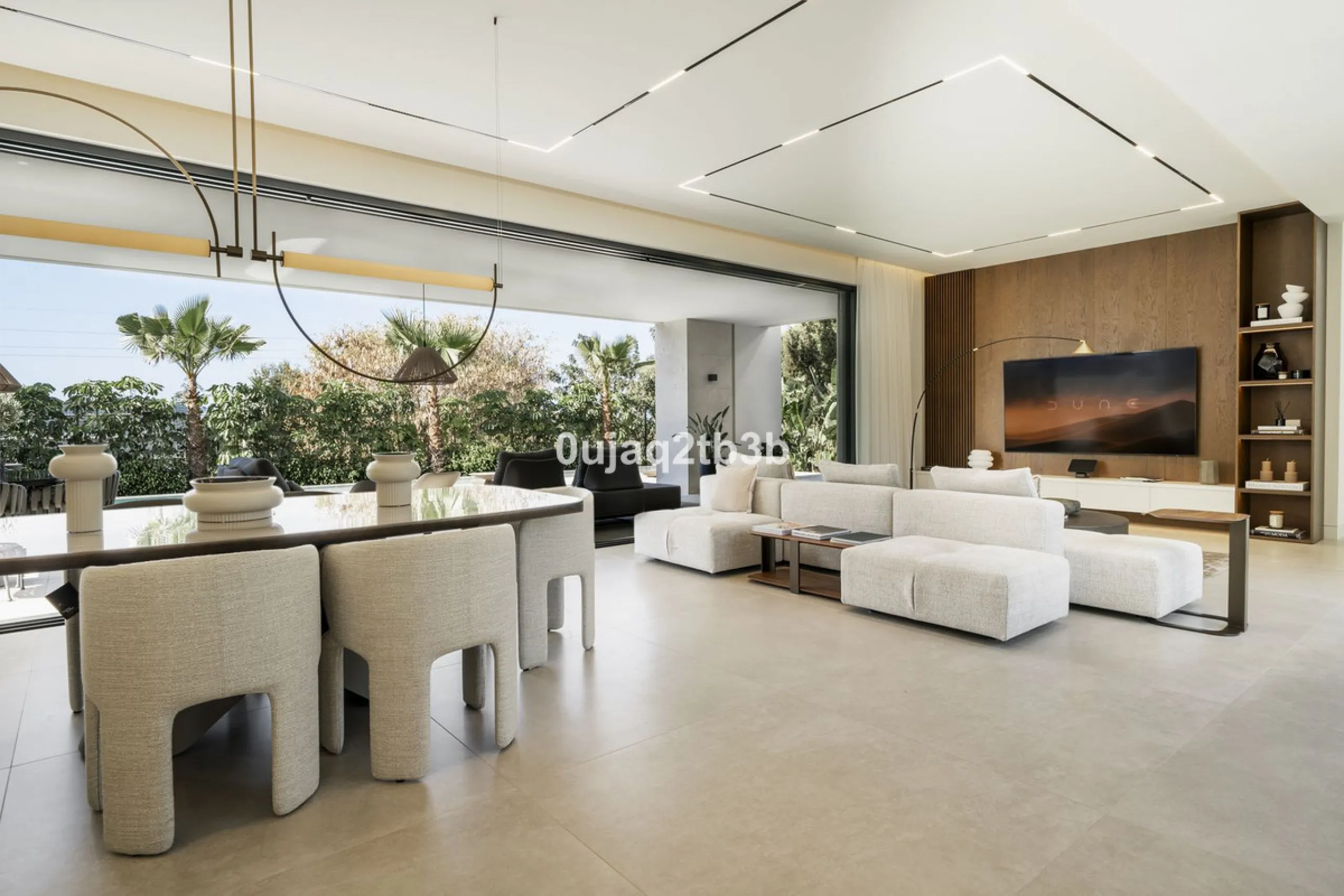 Stunning brand new villa in the best location in Marbella. Perfectly communicated to the main roads that drive you to the airport, Puerto Banús and just a few minutes away from Marbella's center. This state-of-the-art new villa occupies a 1.050m2 plot pos
