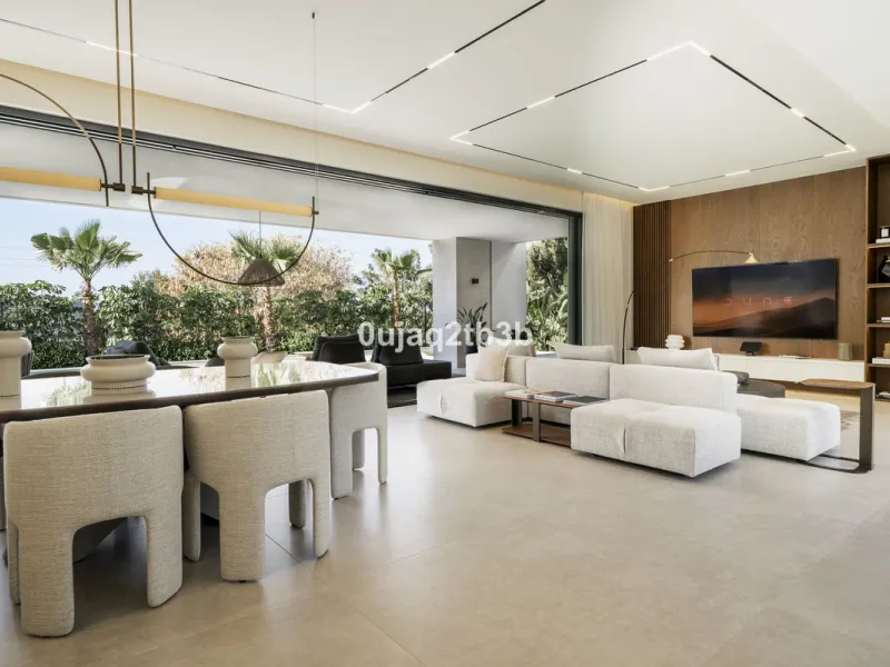 Stunning brand new villa in the best location in Marbella. Perfectly communicated to the main roads that drive you to the airport, Puerto Banús and just a few minutes away from Marbella's center. This state-of-the-art new villa occupies a 1.050m2 plot pos
