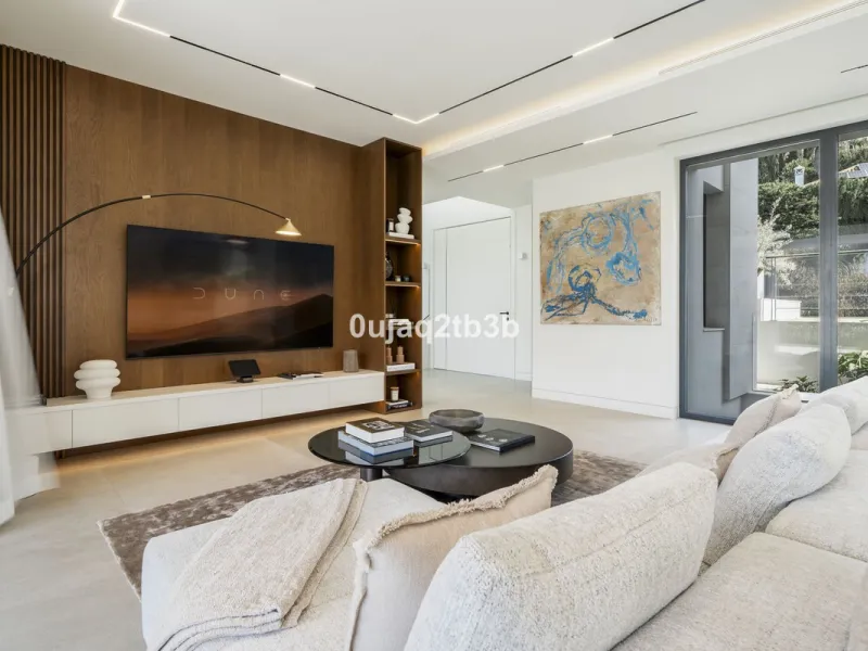 Stunning brand new villa in the best location in Marbella. Perfectly communicated to the main roads that drive you to the airport, Puerto Banús and just a few minutes away from Marbella's center. This state-of-the-art new villa occupies a 1.050m2 plot pos