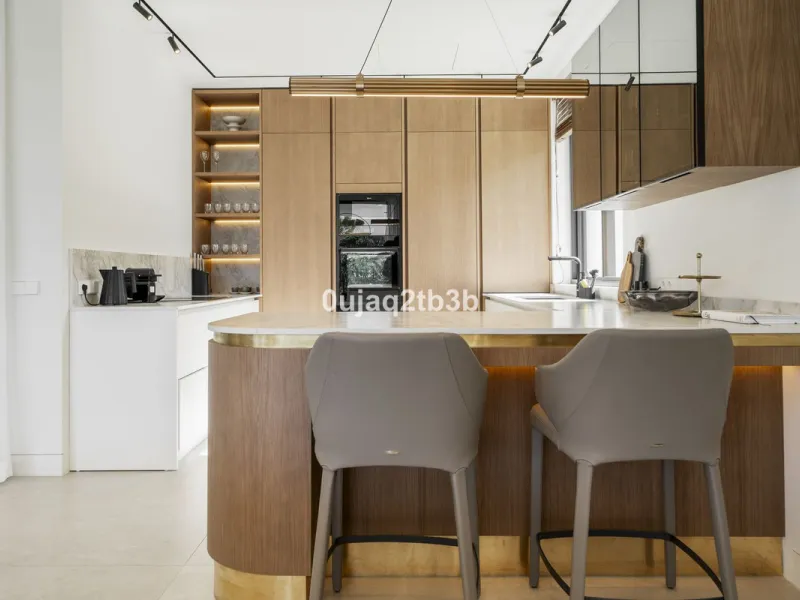 Stunning brand new villa in the best location in Marbella. Perfectly communicated to the main roads that drive you to the airport, Puerto Banús and just a few minutes away from Marbella's center. This state-of-the-art new villa occupies a 1.050m2 plot pos
