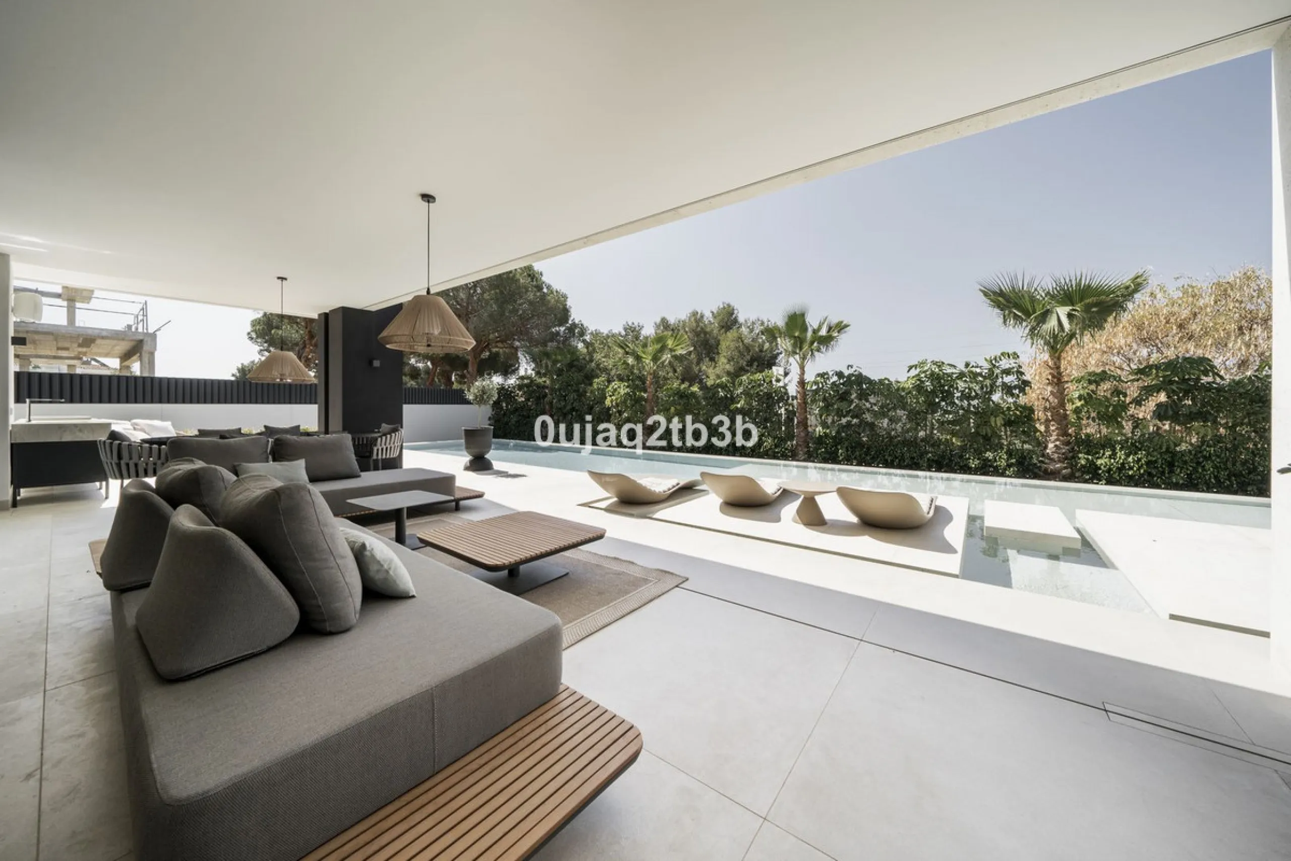Stunning brand new villa in the best location in Marbella. Perfectly communicated to the main roads that drive you to the airport, Puerto Banús and just a few minutes away from Marbella's center. This state-of-the-art new villa occupies a 1.050m2 plot pos