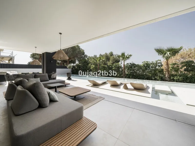 Stunning brand new villa in the best location in Marbella. Perfectly communicated to the main roads that drive you to the airport, Puerto Banús and just a few minutes away from Marbella's center. This state-of-the-art new villa occupies a 1.050m2 plot pos