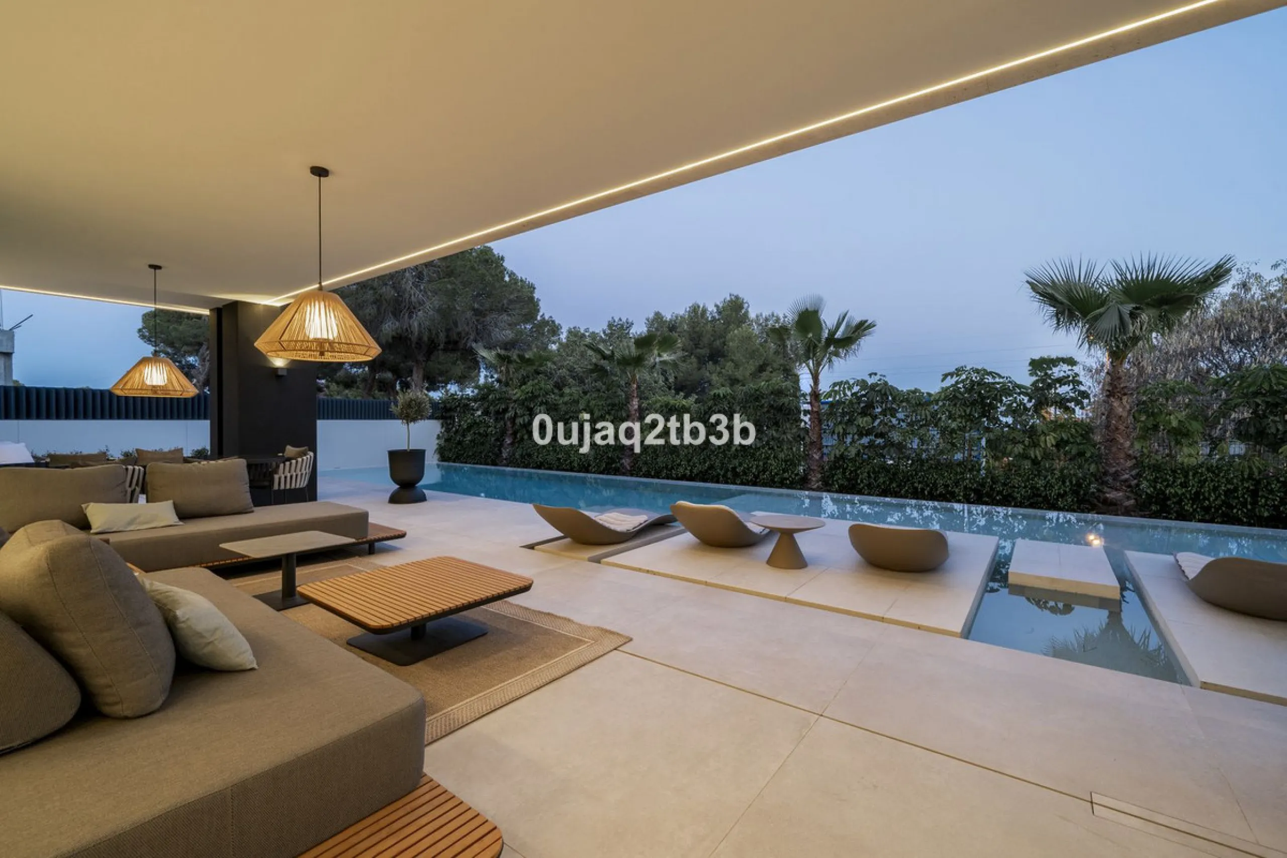 Stunning brand new villa in the best location in Marbella. Perfectly communicated to the main roads that drive you to the airport, Puerto Banús and just a few minutes away from Marbella's center. This state-of-the-art new villa occupies a 1.050m2 plot pos