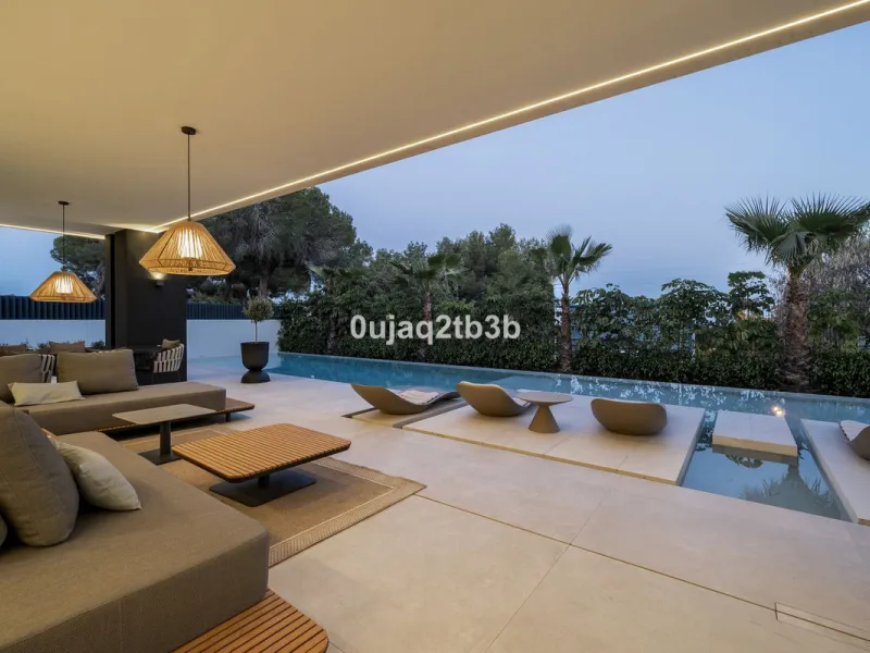 Stunning brand new villa in the best location in Marbella. Perfectly communicated to the main roads that drive you to the airport, Puerto Banús and just a few minutes away from Marbella's center. This state-of-the-art new villa occupies a 1.050m2 plot pos