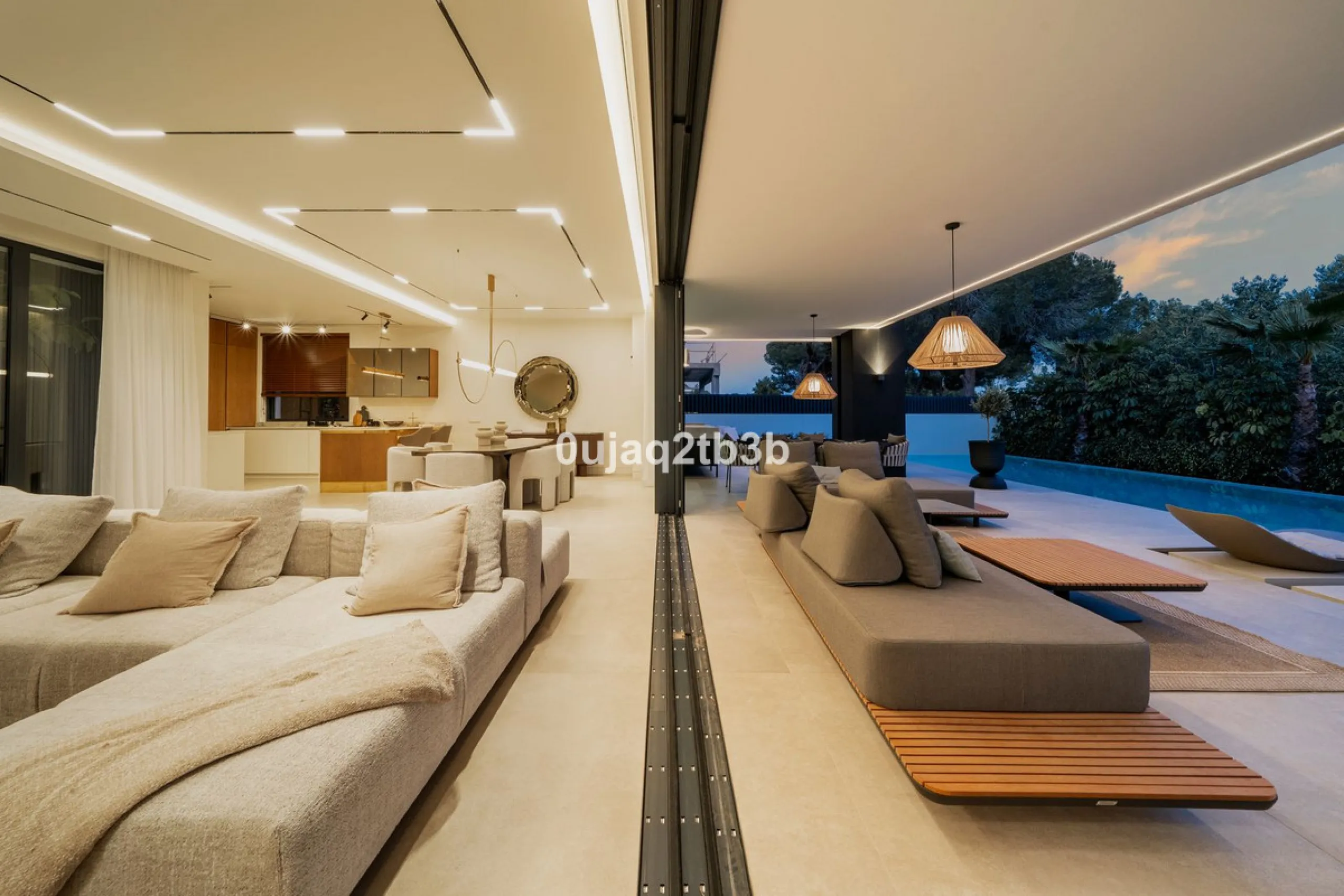 Stunning brand new villa in the best location in Marbella. Perfectly communicated to the main roads that drive you to the airport, Puerto Banús and just a few minutes away from Marbella's center. This state-of-the-art new villa occupies a 1.050m2 plot pos