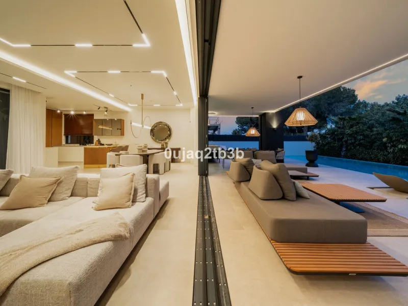 Stunning brand new villa in the best location in Marbella. Perfectly communicated to the main roads that drive you to the airport, Puerto Banús and just a few minutes away from Marbella's center. This state-of-the-art new villa occupies a 1.050m2 plot pos