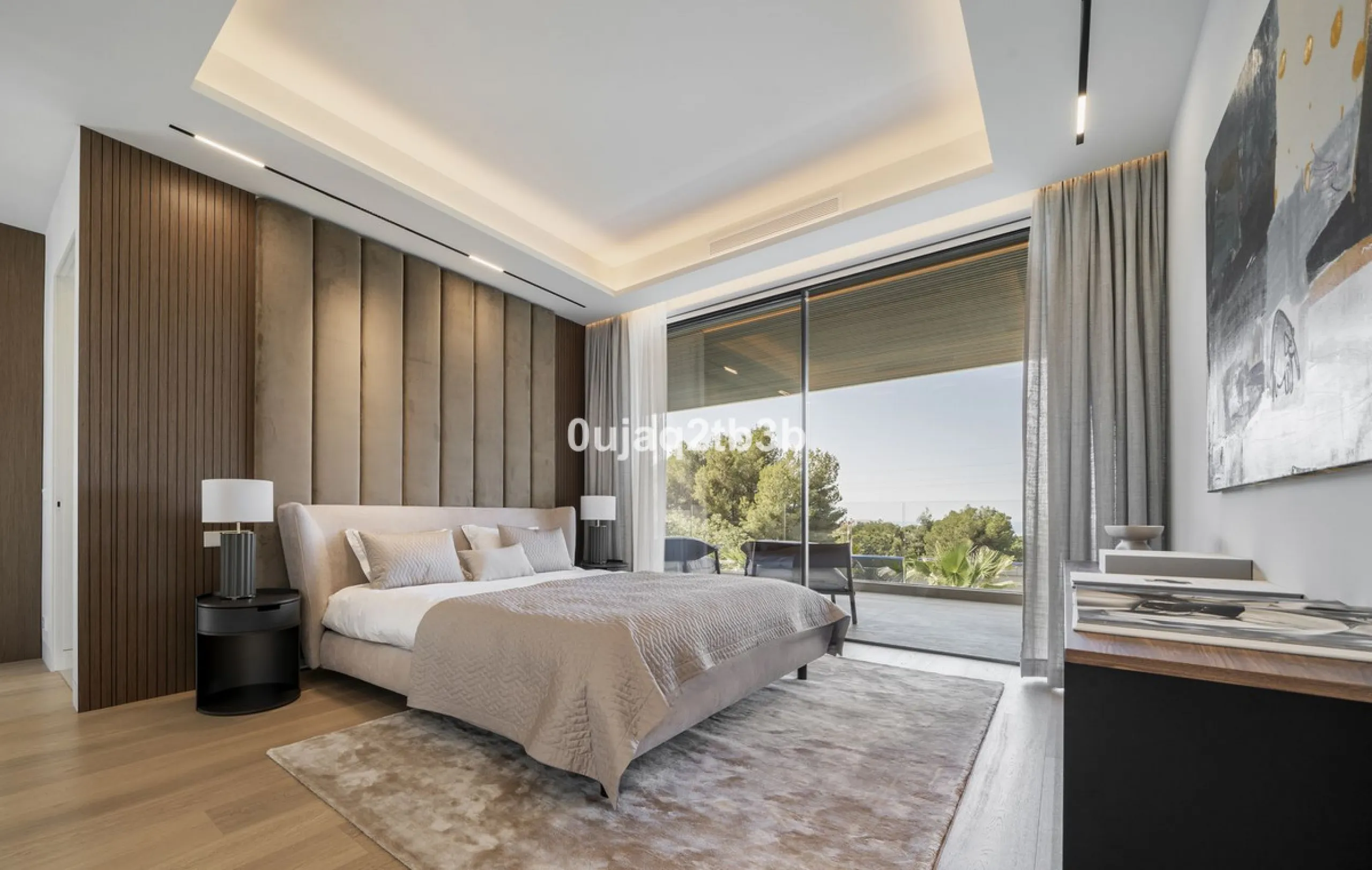 Stunning brand new villa in the best location in Marbella. Perfectly communicated to the main roads that drive you to the airport, Puerto Banús and just a few minutes away from Marbella's center. This state-of-the-art new villa occupies a 1.050m2 plot pos